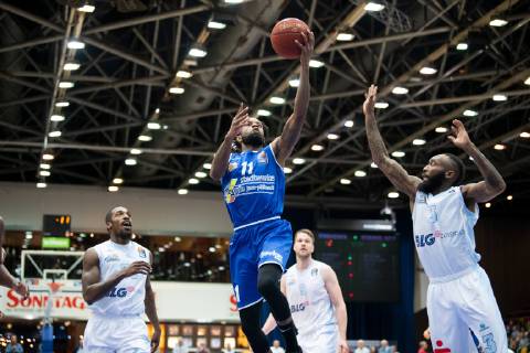 easycredit Basketball Bundesliga 23. Spieltag am 9.3.2018 zwichen den Eisbären Bremerhaven und Science City Jena Mitte: Julius Jenkins (Jena) mit dem Korbleger gegen rechts Chris Warren (Bremerhaven) Stadthalle Bremerhaven