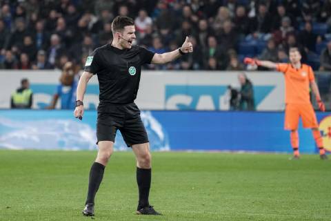 Harm Osmers (Schiedsrichter), gibt Anweisungen, gestikuliert, mit den Armen gestikulieren, gives instructions, gesticulate, Freisteller, Ganzkörper, Einzelbild, Aktion, Action, Fussball, Bundesliga, TSG 1899 Hoffenheim - Bayer 04 Leverkusen, DFL REGULATIONS PROHIBIT ANY USE OF PHOTOGRAPHS AS IMAGE SEQUENCES AND OR QUASI-VIDEO.