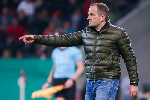 Trainer Manuel Baum (FC Augsburg) gestikuliert DFB regulations prohibit any use of photographs as image sequences and or quasi-video. GER, Fussball, DFB Pokal, FC Augsburg - RB Leipzig, 02.04.2019 Augsburg Copyright: xTomxWellerx xEibner-Pressefotox EP_eer