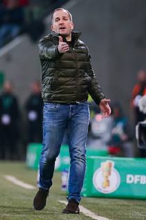 Trainer Manuel Baum (FC Augsburg) gestikuliert DFB regulations prohibit any use of photographs as image sequences and or quasi-video. GER, Fussball, DFB Pokal, FC Augsburg - RB Leipzig, 02.04.2019 Augsburg Copyright: xTomxWellerx xEibner-Pressefotox EP_eer