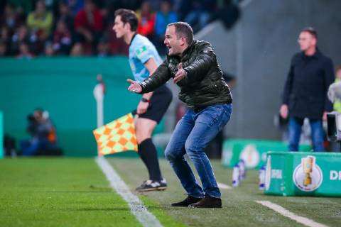 Trainer Manuel Baum (FC Augsburg) gestikuliert aergerlich DFB regulations prohibit any use of photographs as image sequences and or quasi-video. GER, Fussball, DFB Pokal, FC Augsburg - RB Leipzig, 02.04.2019 Augsburg Copyright: xTomxWellerx xEibner-Pressefotox EP_eer