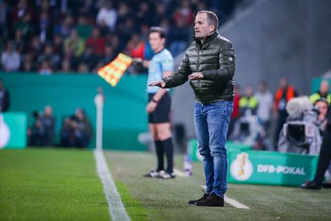 Trainer Manuel Baum (FC Augsburg) gestikuliert DFB regulations prohibit any use of photographs as image sequences and or quasi-video. GER, Fussball, DFB Pokal, FC Augsburg - RB Leipzig, 02.04.2019 Augsburg Copyright: xTomxWellerx xEibner-Pressefotox EP_eer