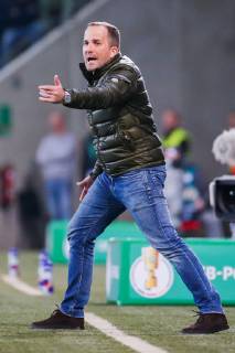 Trainer Manuel Baum (FC Augsburg) gestikuliert DFB regulations prohibit any use of photographs as image sequences and or quasi-video. GER, Fussball, DFB Pokal, FC Augsburg - RB Leipzig, 02.04.2019 Augsburg Copyright: xTomxWellerx xEibner-Pressefotox EP_eer