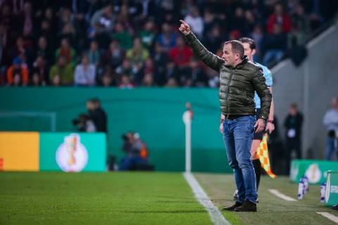 Trainer Manuel Baum (FC Augsburg) gestikuliert DFB regulations prohibit any use of photographs as image sequences and or quasi-video. GER, Fussball, DFB Pokal, FC Augsburg - RB Leipzig, 02.04.2019 Augsburg Copyright: xTomxWellerx xEibner-Pressefotox EP_eer