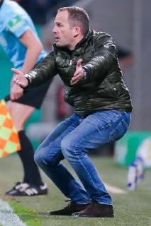 Trainer Manuel Baum (FC Augsburg) gestikuliert unzufrieden DFB regulations prohibit any use of photographs as image sequences and or quasi-video. GER, Fussball, DFB Pokal, FC Augsburg - RB Leipzig, 02.04.2019 Augsburg Copyright: xTomxWellerx xEibner-Pressefotox EP_eer