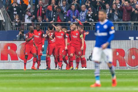 Die Spieler von Eintracht Frankfurt jubeln nach dem Tor zum 0:1 durch Ante Rebic (Frankfurt) beim Spiel FC Schalke 04 vs. RB Leipzig, Fussball, 1. Bundesliga, 06.04.2019 DFL REGULATIONS PROHIBIT ANY USE OF PHOTOGRAPHS AS IMAGE SEQUENCES AND OR QUASI-VIDEO FC Schalke 04 vs. RB Leipzig, Fussball, 1. Bundesliga, 06.04.2019 Gelsenkirchen Copyright: xMarioxHommesx Eibner-Pressefotox EP_mhs