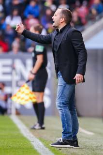 Trainer Manuel Baum (FC Augsburg) gestikuliert DFL regulations prohibit any use of photographs as image sequences and or quasi-video. GER, Fussball, 1. Bundesliga, FC Augsburg - TSG 1899 Hoffenheim, 07.04.2019 Augsburg Copyright: xTomxWellerx xEibner-Pressefotox EP_eer