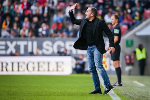 Trainer Manuel Baum (FC Augsburg) gestikuliert DFL regulations prohibit any use of photographs as image sequences and or quasi-video. GER, Fussball, 1. Bundesliga, FC Augsburg - TSG 1899 Hoffenheim, 07.04.2019 Augsburg Copyright: xTomxWellerx xEibner-Pressefotox EP_eer