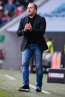 Trainer Manuel Baum (FC Augsburg) gestikuliert DFL regulations prohibit any use of photographs as image sequences and or quasi-video. GER, Fussball, 1. Bundesliga, FC Augsburg - TSG 1899 Hoffenheim, 07.04.2019 Augsburg Copyright: xEIBNER TomxWellerx EP_eer