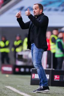 Trainer Manuel Baum (FC Augsburg) gestikuliert, Daumen nach oben DFL regulations prohibit any use of photographs as image sequences and or quasi-video. GER, Fussball, 1. Bundesliga, FC Augsburg - TSG 1899 Hoffenheim, 07.04.2019 Augsburg Copyright: xEIBNER TomxWellerx EP_eer
