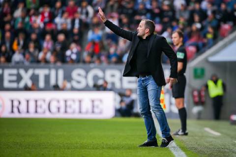 Trainer Manuel Baum (FC Augsburg) gestikuliert DFL regulations prohibit any use of photographs as image sequences and or quasi-video. GER, Fussball, 1. Bundesliga, FC Augsburg - TSG 1899 Hoffenheim, 07.04.2019 Augsburg Copyright: xEIBNER TomxWellerx EP_eer