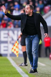 Trainer Manuel Baum (FC Augsburg) gestikuliert DFL regulations prohibit any use of photographs as image sequences and or quasi-video. GER, Fussball, 1. Bundesliga, FC Augsburg - TSG 1899 Hoffenheim, 07.04.2019 Augsburg Copyright: xEIBNER TomxWellerx EP_eer