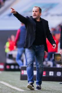 Trainer Manuel Baum (FC Augsburg) gestikuliert DFL regulations prohibit any use of photographs as image sequences and or quasi-video. GER, Fussball, 1. Bundesliga, FC Augsburg - TSG 1899 Hoffenheim, 07.04.2019 Augsburg Copyright: xEIBNER TomxWellerx EP_eer