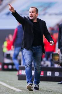 Trainer Manuel Baum (FC Augsburg) gestikuliert DFL regulations prohibit any use of photographs as image sequences and or quasi-video. GER, Fussball, 1. Bundesliga, FC Augsburg - TSG 1899 Hoffenheim, 07.04.2019 Augsburg Copyright: xEIBNER TomxWellerx EP_eer