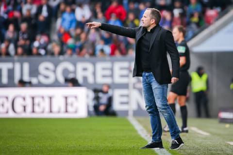 Trainer Manuel Baum (FC Augsburg) gestikuliert DFL regulations prohibit any use of photographs as image sequences and or quasi-video. GER, Fussball, 1. Bundesliga, FC Augsburg - TSG 1899 Hoffenheim, 07.04.2019 Augsburg Copyright: xEIBNER TomxWellerx EP_eer