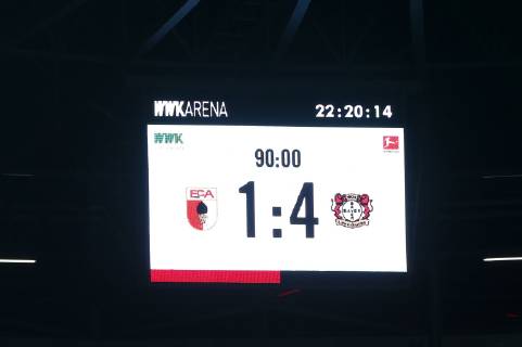 Endstand auf der Anzeigetafel 1:4, FC Augsburg vs. Bayer 04 Leverkusen, Fussball, 1.Bundesliga, 26.04.2019, DFL REGULATIONS PROHIBIT ANY USE OF PHOTOGRAPHS AS IMAGE SEQUENCES AND OR QUASI-VIDEO Augsburg Bayern Deutschland