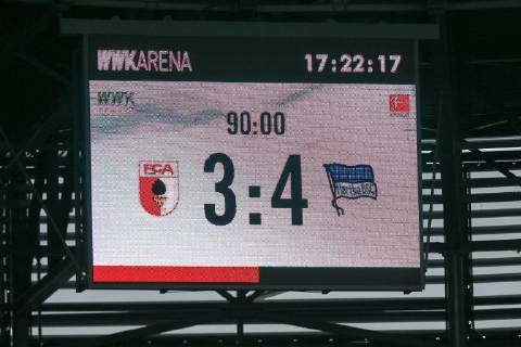 Endstand auf der Anzeigetafel 3:4, FC Augsburg vs. Hertha BSC Berlin, Fussball, 1.Bundesliga, 11.05.2019, DFL REGULATIONS PROHIBIT ANY USE OF PHOTOGRAPHS AS IMAGE SEQUENCES AND OR QUASI-VIDEO Augsburg Bayern Deutschland