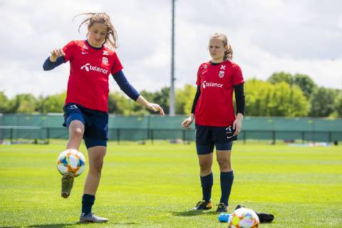 190606 Goalkeeper Cecilie Haustaker Fiskerstrand and goalkeeper Oda Maria Hove Bogstad of Norway during a training session on June 5, 2019 in Reims. Photo: Fredrik Varfjell BILDBYRAN kod FV 150253 Copyright: FREDRIKxVARFJELL BB190606FV013