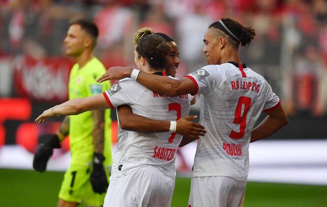Christopher Nkunku (RB Leipzig), jubelt nach seinem Tor zum 0:4, zusammen mit Marcel Sabitzer (RB Leipzig), und Yussuf Poulsen (RB Leipzig), 1. FC Union Berlin - RB Leipzig 1.Bundesliga 2019 2020, Saison 2019 2020, Fußball, Fussball, DFL, soccer, Herren, Deutschland, Germany, Berlin, 18.8.2019 Stadion Alte Foersterei DFL REGULATIONS PROHIBIT ANY USE OF PHOTOGRAPHS AS IMAGE SEQUENCES AND OR QUASI-VIDEO