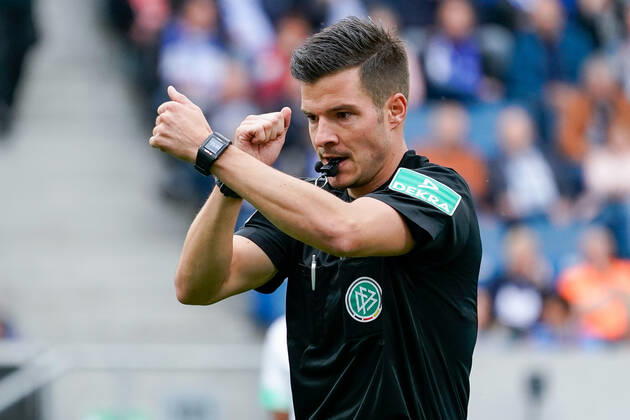 Harm Osmers (Schiedsrichter), gibt Anweisungen, gestikuliert, mit den Armen gestikulieren, gives instructions, gesticulate, Einzelbild, Aktion, Action, 28.09.2019, Sinsheim (Deutschland), Fussball, Bundesliga, TSG 1899 Hoffenheim - Borussia Mönchengladbach, DFB DFL REGULATIONS PROHIBIT ANY USE OF PHOTOGRAPHS AS IMAGE SEQUENCES AND OR QUASI-VIDEO.