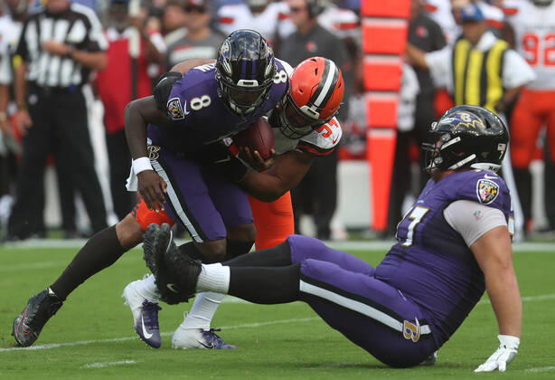 NFL, American Football Herren, USA 2019: Browns vs Ravens SEP 29, Baltimore Ravens QB Lamar Jackson (8) is sacked by Cleveland Browns DE Olivier Vernon (54) in the first quarter of a game against the Cleveland Browns at M&T Bank Stadium in Baltimore, Maryland on September 29, 2019. Photo Mike Buscher Cal Media Sipa USA(Credit Image: © Mike Buscher Cal Sport Media Sipa USA CSM Sipa USA) NO ARCHIVING, EDITORIAL USE ONLY, NO USE IN BOOKS WITHOUT CONSENT Baltimore MD United States Copyright: xCalxSportxMediax 20190930001423197751
