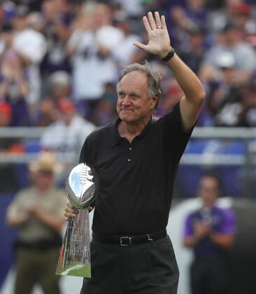 NFL, American Football Herren, USA 2019: Browns vs Ravens SEP 29, Former Baltimore Ravens head coach Brian Billick holds the Lombardi Trophy as he is introduced to the crowd before a game against the Cleveland Browns at M&T Bank Stadium in Baltimore, Maryland on September 29, 2019. Billick would be honored in a ceremony at halftime. Photo Mike Buscher Cal Media Sipa USA(Credit Image: © Mike Buscher Cal Sport Media Sipa USA CSM Sipa USA) NO ARCHIVING, EDITORIAL USE ONLY, NO USE IN BOOKS WITHOUT CONSENT Baltimore MD United States Copyright: xCalxSportxMediax 20190930001423197780
