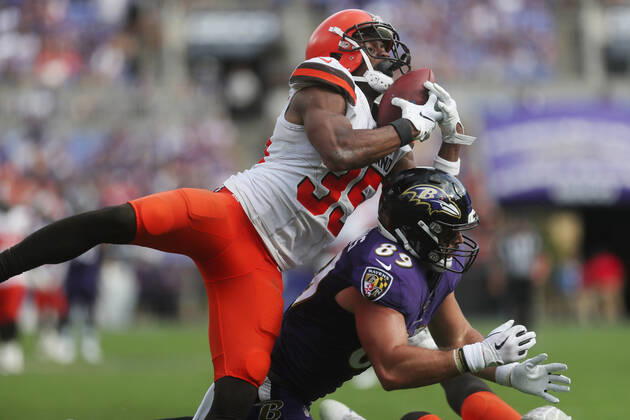 NFL, American Football Herren, USA 2019: Browns vs Ravens SEP 29, Cleveland Browns S Jermaine Whitehead (35) makes a leaping interception over the head of Baltimore Ravens TE Mark Andrews (89) in the 4th quarter of a game at M&T Bank Stadium in Baltimore, Maryland on September 29, 2019. This play, with 6:02 remaining in the fourth quarter, effectively put the game out of reach for Baltimore. Cleveland would go on to win 40-25. Photo Mike Buscher Cal Media Sipa USA(Credit Image: © Mike Buscher Cal Sport Media Sipa USA CSM Sipa USA) NO ARCHIVING, EDITORIAL USE ONLY, NO USE IN BOOKS WITHOUT CONSENT Baltimore MD United States Copyright: xCalxSportxMediax 20190930001423217382