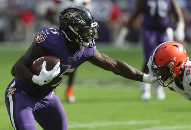 NFL, American Football Herren, USA 2019: Browns vs Ravens SEP 29, Baltimore Ravens RB Gus Edwards (35) in action during a game against the Cleveland Browns at M&T Bank Stadium in Baltimore, Maryland on September 29, 2019. Photo Mike Buscher Cal Media Sipa USA(Credit Image: © Mike Buscher Cal Sport Media Sipa USA CSM Sipa USA) NO ARCHIVING, EDITORIAL USE ONLY, NO USE IN BOOKS WITHOUT CONSENT Baltimore MD United States Copyright: xCalxSportxMediax 20190930001423219298