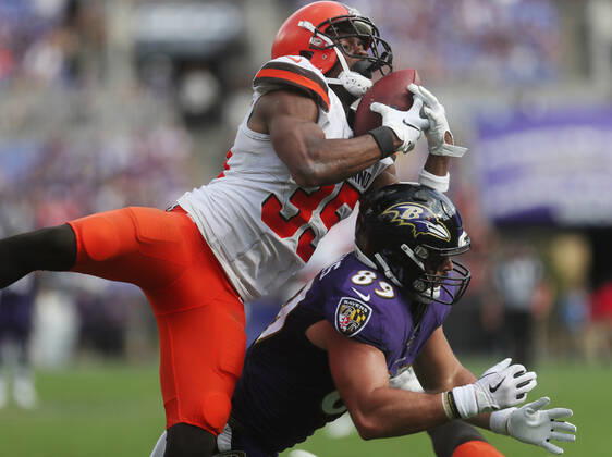 NFL, American Football Herren, USA 2019: Browns vs Ravens SEP 29, Cleveland Browns S Jermaine Whitehead (35) makes a leaping interception over the head of Baltimore Ravens TE Mark Andrews (89) in the 4th quarter of a game at M&T Bank Stadium in Baltimore, Maryland on September 29, 2019. This play, with 6:02 remaining in the fourth quarter, effectively put the game out of reach for Baltimore. Cleveland would go on to win 40-25. Photo Mike Buscher Cal Media Sipa USA(Credit Image: © Mike Buscher Cal Sport Media Sipa USA CSM Sipa USA) NO ARCHIVING, EDITORIAL USE ONLY, NO USE IN BOOKS WITHOUT CONSENT Baltimore MD United States Copyright: xCalxSportxMediax 20190930001423220089