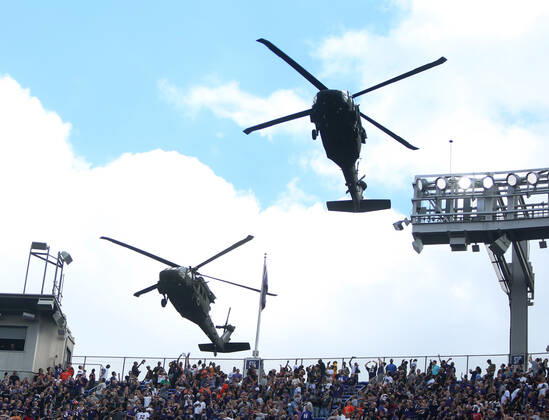 NFL, American Football Herren, USA 2019: Browns vs Ravens SEP 29, Blackhawk helicopters fly over M&T Bank Stadium during the National Anthem prior to a game between the Cleveland Browns and Baltimore Ravens in Baltimore, Maryland on September 29, 2019. Photo Mike Buscher Cal Media Sipa USA(Credit Image: © Mike Buscher Cal Sport Media Sipa USA CSM Sipa USA) NO ARCHIVING, EDITORIAL USE ONLY, NO USE IN BOOKS WITHOUT CONSENT Baltimore MD United States Copyright: xCalxSportxMediax 20190930001423234400