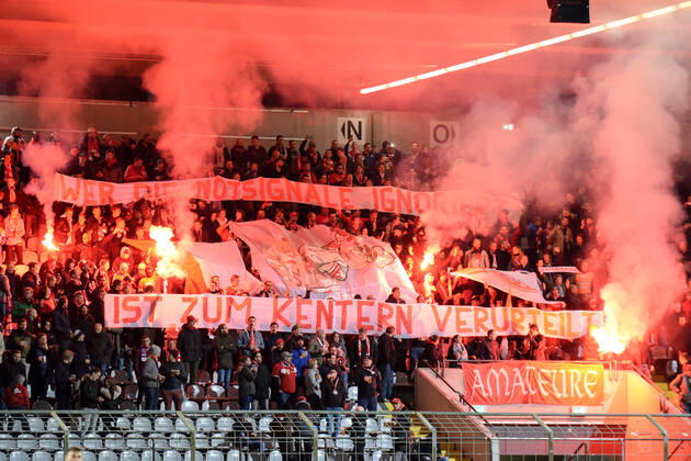 Fans des FC Bayern München II zünden Bengalos und Rauchbomben, Bengalo, Bengalos, Feuerwerk, flare, Fans, Publikum, Zuschauer, Stimmung, Atmosphäre, Stadion, 28.10.2019, München (Deutschland), Fussball, 3. Liga, FC Bayern München II - SV Waldhof Mannheim, DFB DFL REGULATIONS PROHIBIT ANY USE OF PHOTOGRAPHS AS IMAGE SEQUENCES AND OR QUASI-VIDEO.