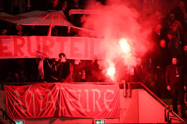 Fans des FC Bayern München II zünden Bengalos und Rauchbomben, Bengalo, Bengalos, Feuerwerk, flare, Fans, Publikum, Zuschauer, Stimmung, Atmosphäre, Stadion, 28.10.2019, München (Deutschland), Fussball, 3. Liga, FC Bayern München II - SV Waldhof Mannheim, DFB DFL REGULATIONS PROHIBIT ANY USE OF PHOTOGRAPHS AS IMAGE SEQUENCES AND OR QUASI-VIDEO.