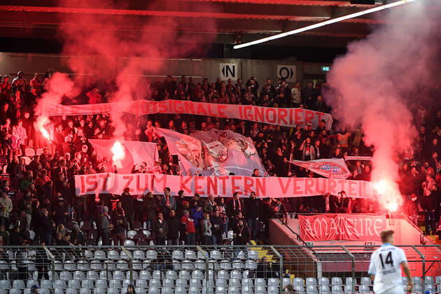 Fans des FC Bayern München II zünden Bengalos und Rauchbomben, Bengalo, Bengalos, Feuerwerk, flare, Fans, Publikum, Zuschauer, Stimmung, Atmosphäre, Stadion, 28.10.2019, München (Deutschland), Fussball, 3. Liga, FC Bayern München II - SV Waldhof Mannheim, DFB DFL REGULATIONS PROHIBIT ANY USE OF PHOTOGRAPHS AS IMAGE SEQUENCES AND OR QUASI-VIDEO.