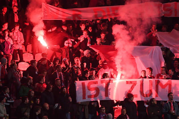 Fans des FC Bayern München II zünden Bengalos und Rauchbomben, Bengalo, Bengalos, Feuerwerk, flare, Fans, Publikum, Zuschauer, Stimmung, Atmosphäre, Stadion, 28.10.2019, München (Deutschland), Fussball, 3. Liga, FC Bayern München II - SV Waldhof Mannheim, DFB DFL REGULATIONS PROHIBIT ANY USE OF PHOTOGRAPHS AS IMAGE SEQUENCES AND OR QUASI-VIDEO.