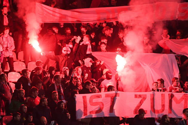 Fans des FC Bayern München II zünden Bengalos und Rauchbomben, Bengalo, Bengalos, Feuerwerk, flare, Fans, Publikum, Zuschauer, Stimmung, Atmosphäre, Stadion, 28.10.2019, München (Deutschland), Fussball, 3. Liga, FC Bayern München II - SV Waldhof Mannheim, DFB DFL REGULATIONS PROHIBIT ANY USE OF PHOTOGRAPHS AS IMAGE SEQUENCES AND OR QUASI-VIDEO.