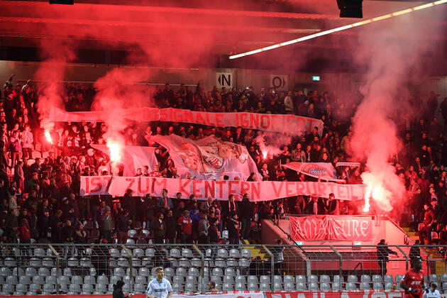 Fans des FC Bayern München II zünden Bengalos und Rauchbomben, Bengalo, Bengalos, Feuerwerk, flare, Fans, Publikum, Zuschauer, Stimmung, Atmosphäre, Stadion, 28.10.2019, München (Deutschland), Fussball, 3. Liga, FC Bayern München II - SV Waldhof Mannheim, DFB DFL REGULATIONS PROHIBIT ANY USE OF PHOTOGRAPHS AS IMAGE SEQUENCES AND OR QUASI-VIDEO.