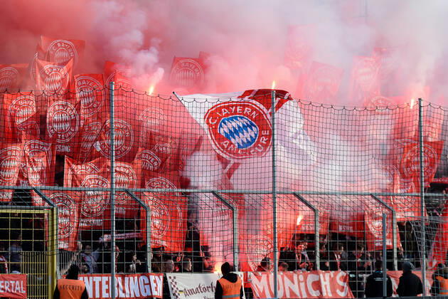 Fans des FC Bayern München II zünden Bengalos, Bengalo, Bengalos, Feuerwerk, flare Fans, Publikum, Zuschauer, Stimmung, Atmosphäre, Stadion, 24.11.2019, München (Deutschland), Fussball, 3. Liga, TSV 1860 München - FC Bayern München II, DFB DFL REGULATIONS PROHIBIT ANY USE OF PHOTOGRAPHS AS IMAGE SEQUENCES AND OR QUASI-VIDEO.