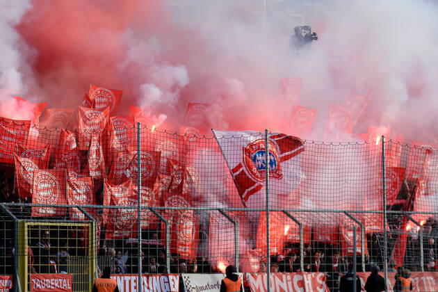 Fans des FC Bayern München II zünden Bengalos, Bengalo, Bengalos, Feuerwerk, flare Fans, Publikum, Zuschauer, Stimmung, Atmosphäre, Stadion, 24.11.2019, München (Deutschland), Fussball, 3. Liga, TSV 1860 München - FC Bayern München II, DFB DFL REGULATIONS PROHIBIT ANY USE OF PHOTOGRAPHS AS IMAGE SEQUENCES AND OR QUASI-VIDEO.