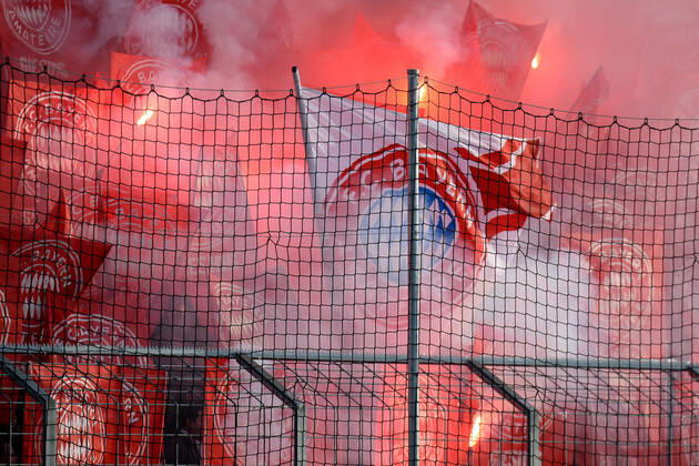 Fans des FC Bayern München II zünden Bengalos, Bengalo, Bengalos, Feuerwerk, flare Fans, Publikum, Zuschauer, Stimmung, Atmosphäre, Stadion, 24.11.2019, München (Deutschland), Fussball, 3. Liga, TSV 1860 München - FC Bayern München II, DFB DFL REGULATIONS PROHIBIT ANY USE OF PHOTOGRAPHS AS IMAGE SEQUENCES AND OR QUASI-VIDEO.