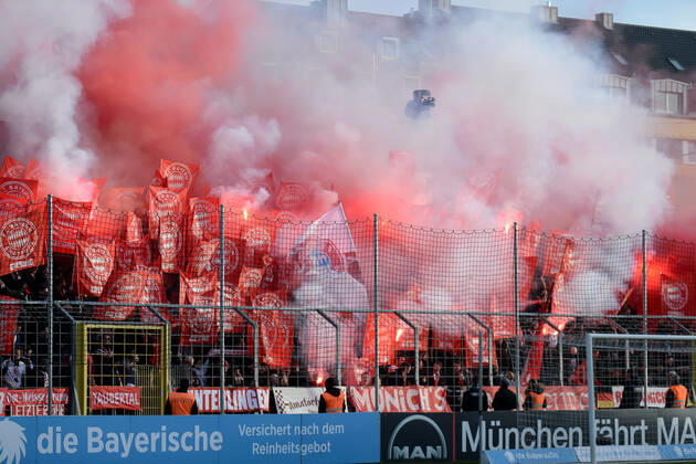 Fans des FC Bayern München II zünden Bengalos und Rauchbomben, Bengalo, Bengalos, Feuerwerk, flare Fans, Publikum, Zuschauer, Stimmung, Atmosphäre, Stadion, 24.11.2019, München (Deutschland), Fussball, 3. Liga, TSV 1860 München - FC Bayern München II, DFB DFL REGULATIONS PROHIBIT ANY USE OF PHOTOGRAPHS AS IMAGE SEQUENCES AND OR QUASI-VIDEO.