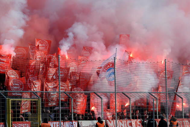 Fans des FC Bayern München II zünden Bengalos und Rauchbomben, Bengalo, Bengalos, Feuerwerk, flare Fans, Publikum, Zuschauer, Stimmung, Atmosphäre, Stadion, 24.11.2019, München (Deutschland), Fussball, 3. Liga, TSV 1860 München - FC Bayern München II, DFB DFL REGULATIONS PROHIBIT ANY USE OF PHOTOGRAPHS AS IMAGE SEQUENCES AND OR QUASI-VIDEO.