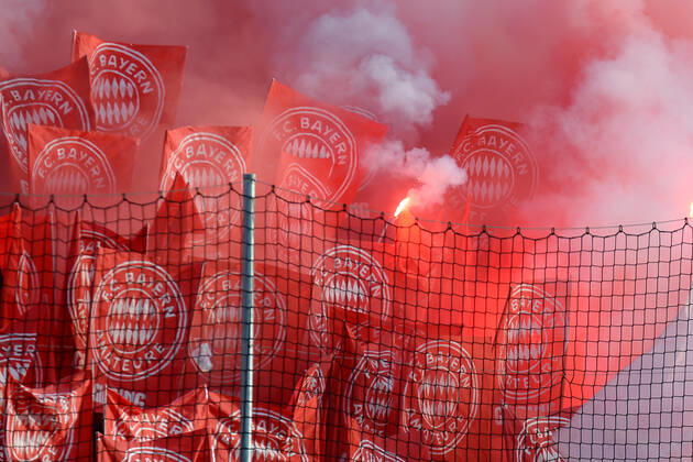 Fans des FC Bayern München II zünden Bengalos und Rauchbomben, Bengalo, Bengalos, Feuerwerk, flare Fans, Publikum, Zuschauer, Stimmung, Atmosphäre, Stadion, 24.11.2019, München (Deutschland), Fussball, 3. Liga, TSV 1860 München - FC Bayern München II, DFB DFL REGULATIONS PROHIBIT ANY USE OF PHOTOGRAPHS AS IMAGE SEQUENCES AND OR QUASI-VIDEO.
