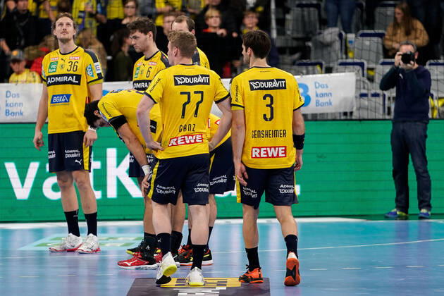 Spieler der Rhein-Neckar-Löwen, enttäuscht über die Niederlage, Enttäuschung nach dem Schlusspfiff, Highlight, Verlierer, verloren, Frustration, disappointed, pessimistisch, 04.12.2019, Mannheim (Deutschland), Handball, DHB-Pokal, Rhein-Neckar Löwen - TSV Hannover-Burgdorf