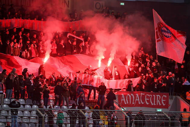 Fans des FC Bayern München II zünden Bengalos, Bengalo, Bengalos, Feuerwerk, flare Fans, Publikum, Zuschauer, Stimmung, Atmosphäre, Stadion, 22.12.2019, München (Deutschland), Fussball, 3. Liga, FC Bayern München II - FC Würzburger Kickers, DFB DFL REGULATIONS PROHIBIT ANY USE OF PHOTOGRAPHS AS IMAGE SEQUENCES AND OR QUASI-VIDEO.