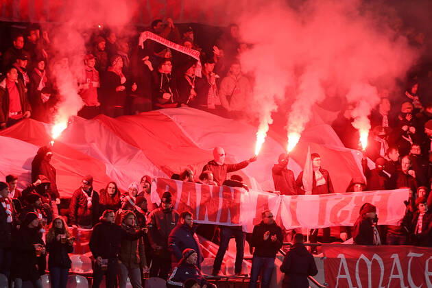 Fans des FC Bayern München II zünden Bengalos, Bengalo, Bengalos, Feuerwerk, flare Fans, Publikum, Zuschauer, Stimmung, Atmosphäre, Stadion, 22.12.2019, München (Deutschland), Fussball, 3. Liga, FC Bayern München II - FC Würzburger Kickers, DFB DFL REGULATIONS PROHIBIT ANY USE OF PHOTOGRAPHS AS IMAGE SEQUENCES AND OR QUASI-VIDEO.
