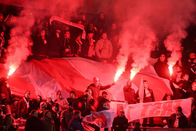 Fans des FC Bayern München II zünden Bengalos, Bengalo, Bengalos, Feuerwerk, flare Fans, Publikum, Zuschauer, Stimmung, Atmosphäre, Stadion, 22.12.2019, München (Deutschland), Fussball, 3. Liga, FC Bayern München II - FC Würzburger Kickers, DFB DFL REGULATIONS PROHIBIT ANY USE OF PHOTOGRAPHS AS IMAGE SEQUENCES AND OR QUASI-VIDEO.