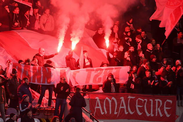 Fans des FC Bayern München II zünden Bengalos, Bengalo, Bengalos, Feuerwerk, flare, Fans, Publikum, Zuschauer, Stimmung, Atmosphäre, Stadion, 22.12.2019, München (Deutschland), Fussball, 3. Liga, FC Bayern München II - FC Würzburger Kickers, DFB DFL REGULATIONS PROHIBIT ANY USE OF PHOTOGRAPHS AS IMAGE SEQUENCES AND OR QUASI-VIDEO.