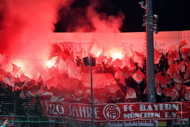 Fans des FC Bayern München II z+ünden Bengalos, Bengalo, Bengalos, Feuerwerk, flare, Fans, Publikum, Zuschauer, Stimmung, Atmosphäre, Stadion, 28.02.2020, Unterhaching (Deutschland), Fussball, 3. Liga, SpVgg Unterhaching - FC Bayern München II, DFB DFL REGULATIONS PROHIBIT ANY USE OF PHOTOGRAPHS AS IMAGE SEQUENCES AND OR QUASI-VIDEO.
