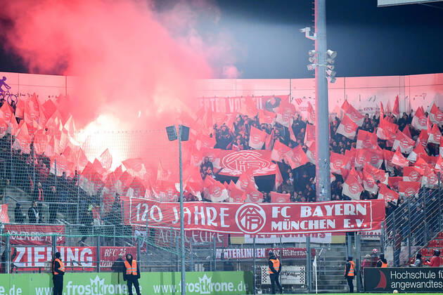 Fans des FC Bayern München II z+ünden Bengalos, Bengalo, Bengalos, Feuerwerk, flare, Fans, Publikum, Zuschauer, Stimmung, Atmosphäre, Stadion, 28.02.2020, Unterhaching (Deutschland), Fussball, 3. Liga, SpVgg Unterhaching - FC Bayern München II, DFB DFL REGULATIONS PROHIBIT ANY USE OF PHOTOGRAPHS AS IMAGE SEQUENCES AND OR QUASI-VIDEO.