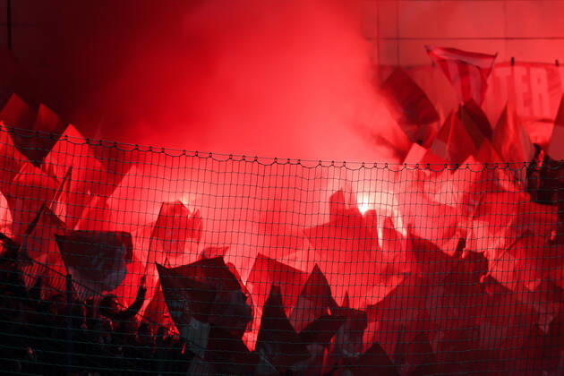 Fans des FC Bayern München II z+ünden Bengalos, Bengalo, Bengalos, Feuerwerk, flare, Fans, Publikum, Zuschauer, Stimmung, Atmosphäre, Stadion, 28.02.2020, Unterhaching (Deutschland), Fussball, 3. Liga, SpVgg Unterhaching - FC Bayern München II, DFB DFL REGULATIONS PROHIBIT ANY USE OF PHOTOGRAPHS AS IMAGE SEQUENCES AND OR QUASI-VIDEO.
